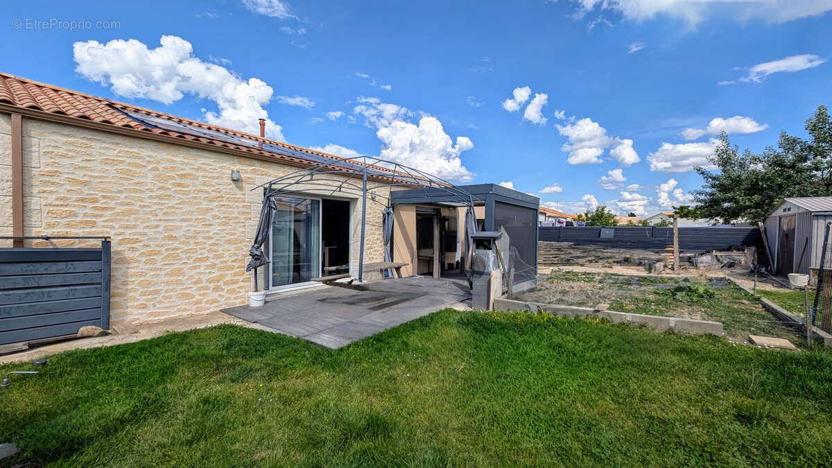 Maison à LES LANDES-GENUSSON