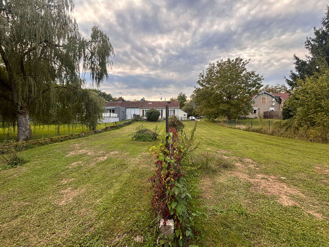 Terrain à MISEREY-SALINES