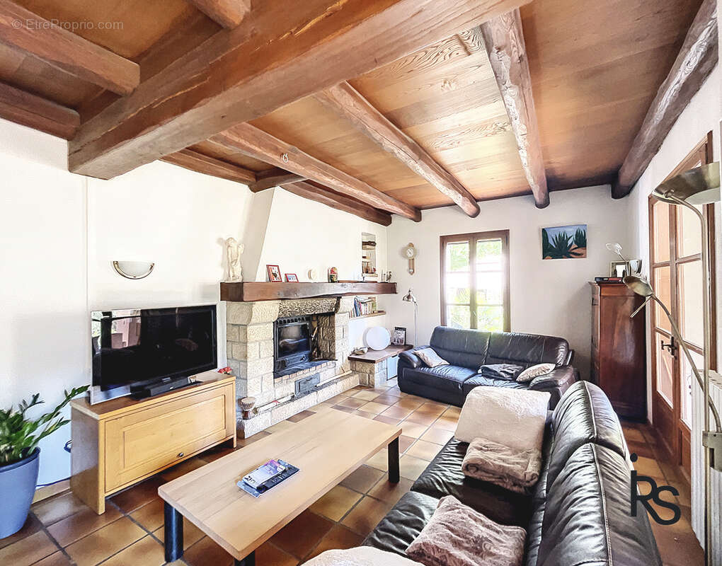 Une villa de 212 m2 avec 3797 m2 de jardin et piscine, 5 chambres et un bureau, garage et caves en RDC. - photo 16