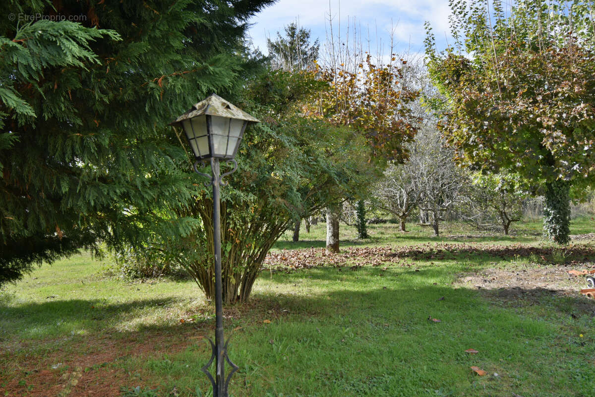 Maison à COURS-DE-PILE