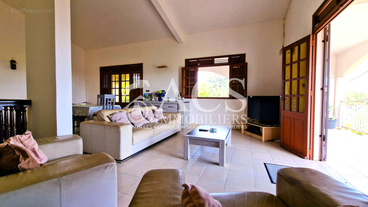 À vendre : Belle maison familiale avec vue mer et campagne, deux appartements indépendants, jardin arboré à AJ - photo 2