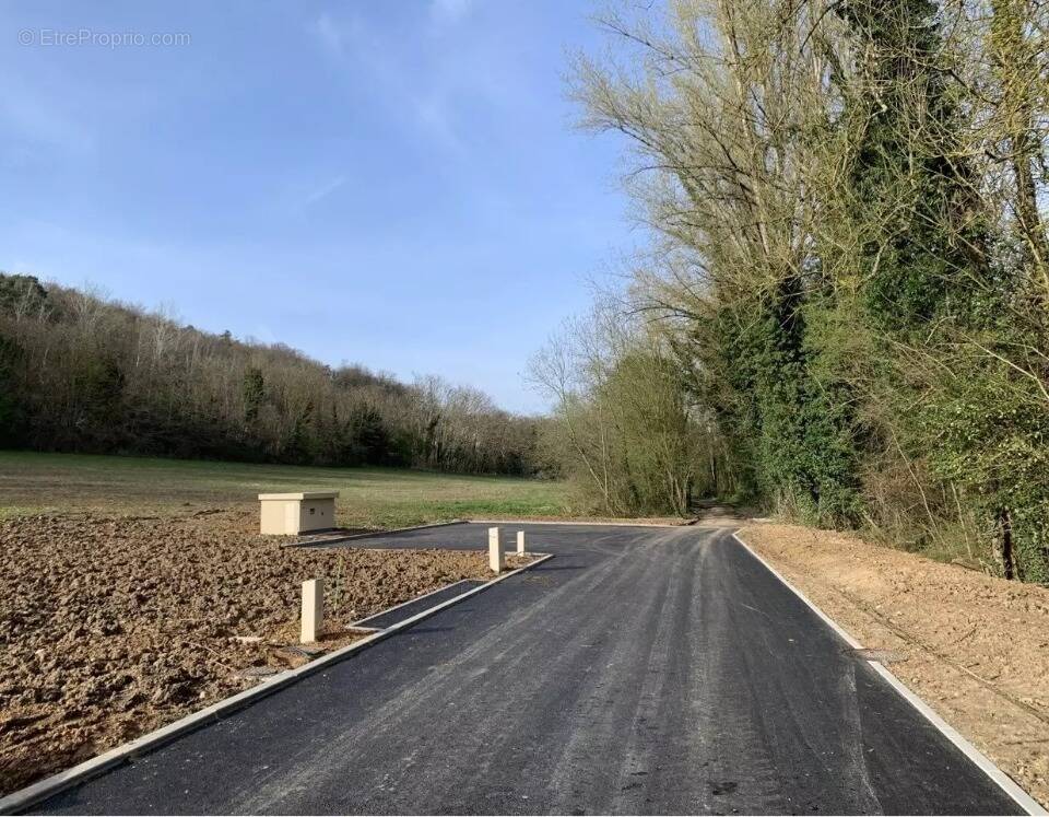 Terrain à ORMOY-LA-RIVIERE