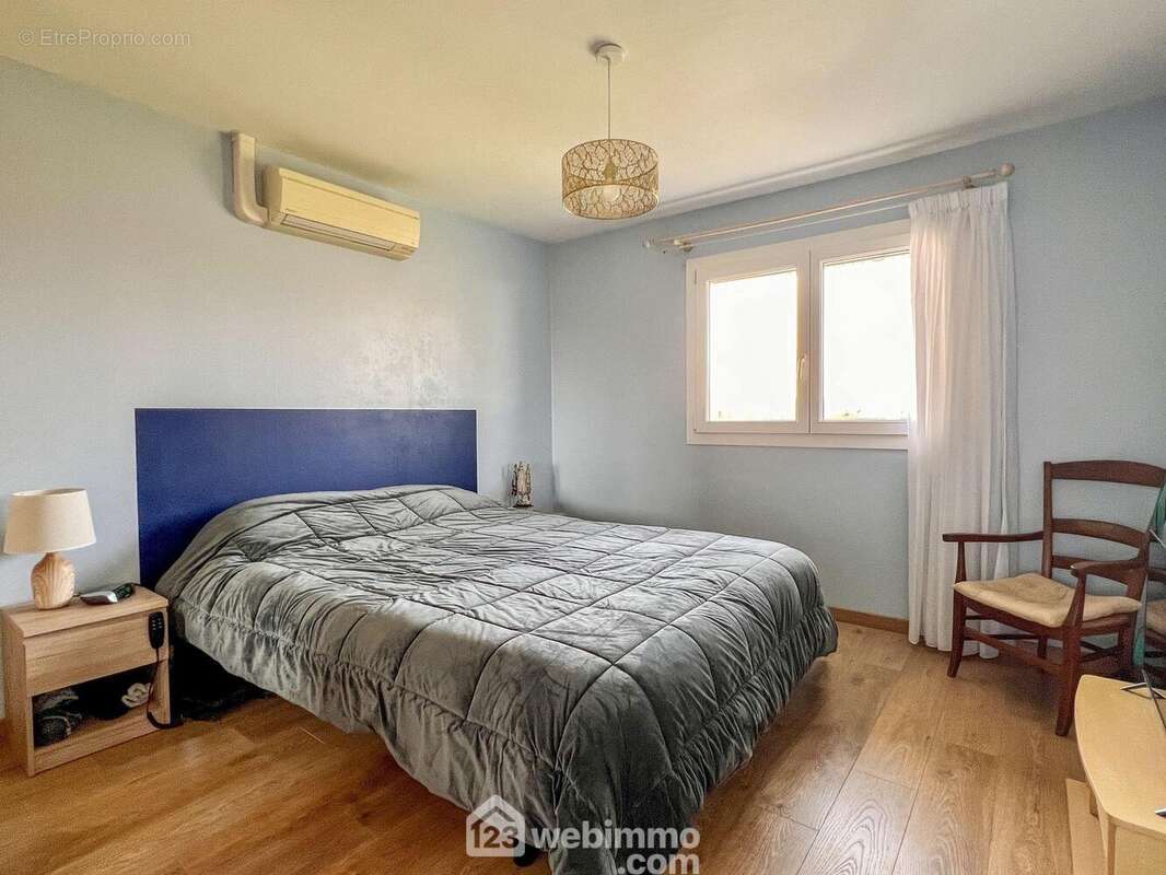 Deuxième chambre au RDC de 13,2m² avec placard - Maison à BRAS-SUR-MEUSE