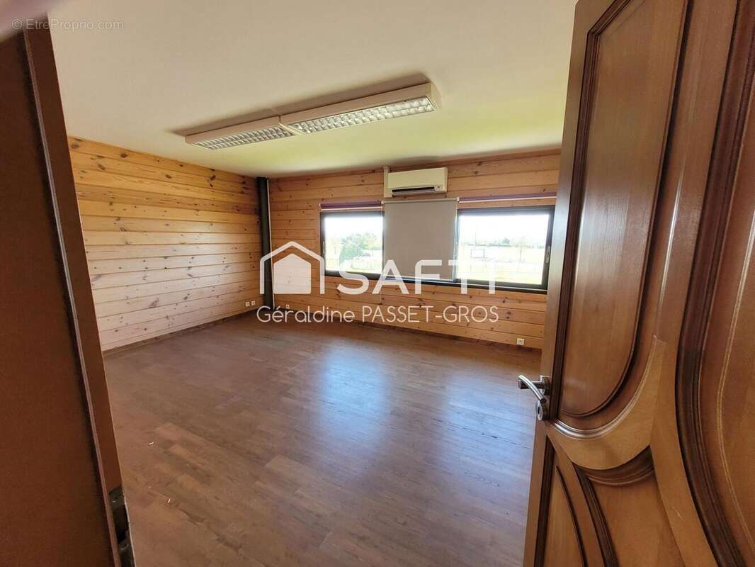 Photo 9 - Commerce à MONTELIER