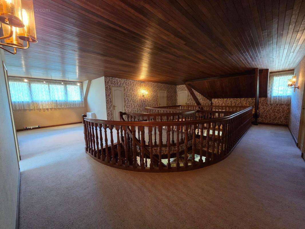  Un cadre de vie privilégié Édifiée sur un terrain de plus de 6 780 m², entièrement clos et paysager, cette propriété vous garan - photo 10