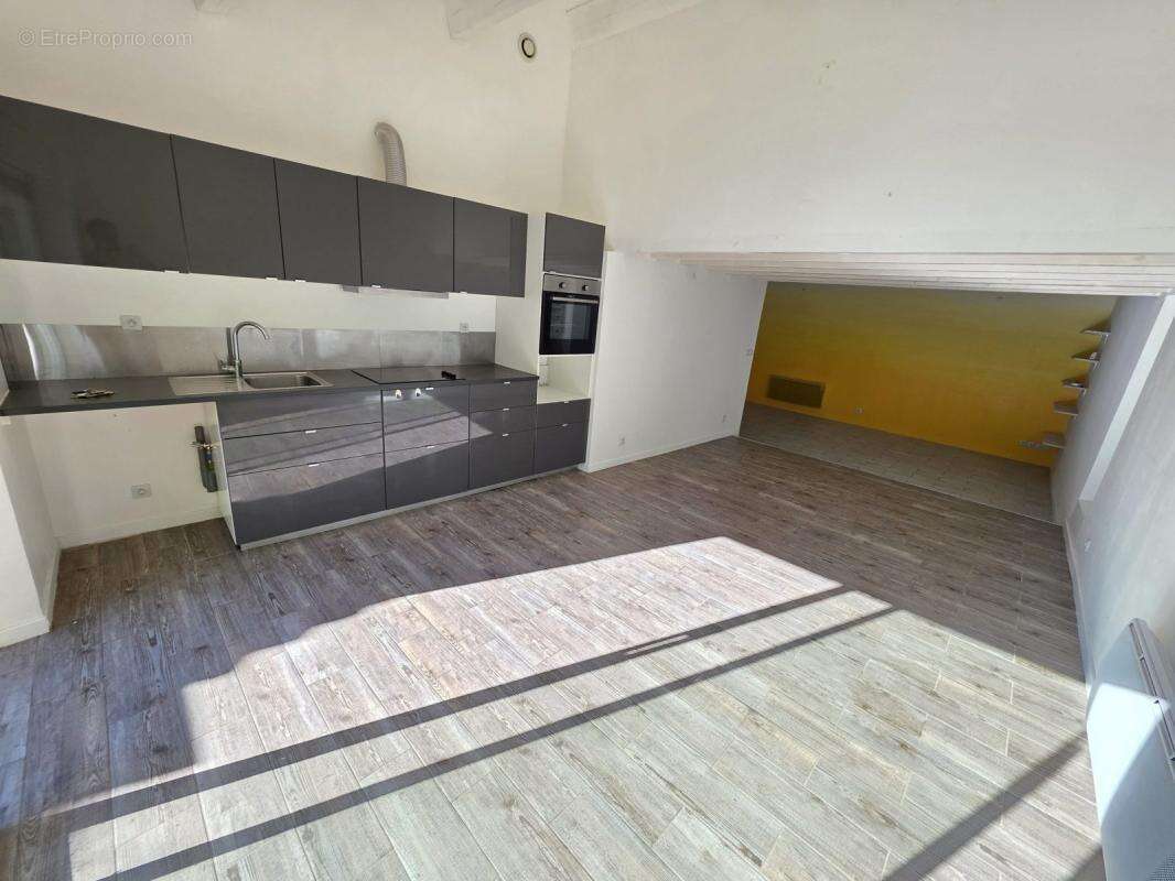 Appartement à MONTAREN-ET-SAINT-MEDIERS