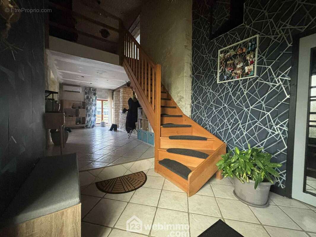 Au-delà de l&#039;entrée de 7,3 m2, - Maison à THURE