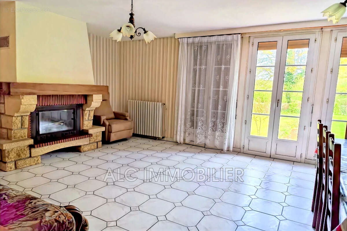 Maison à SAINT-MARTIN-L'AIGUILLON