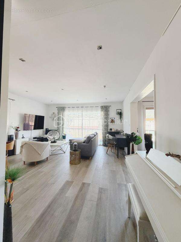 Coup de cœur Rare à la vente au Mourillon – Élégant T3 de 105 m² avec grande terrasse -  cave et garage - photo 3