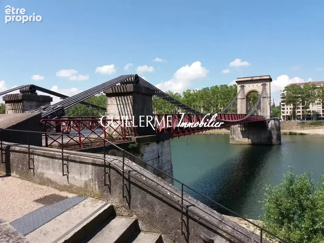 Appartement T3 à Gare de Vaise avec balcon, cave & parking - photo 2