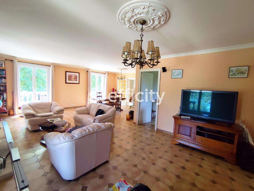 Maison 173 m² à La Vergne  - photo 7