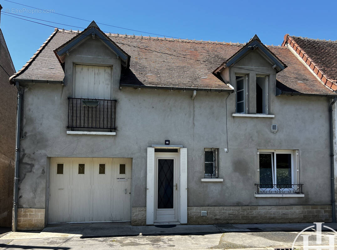 Maison à AINAY-LE-CHATEAU