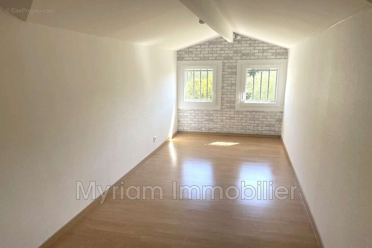 Maison à SAINT-CEZAIRE-SUR-SIAGNE