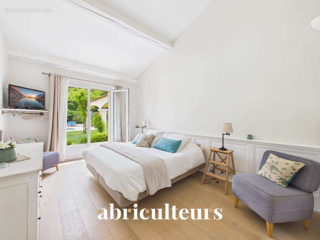 Prestigieuse maison T8 de 233m² sur un terrain de 6700m² avec piscine à Rognes 13840 - photo 14