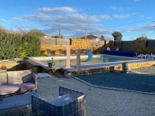 Maison à POUILLY-SOUS-CHARLIEU