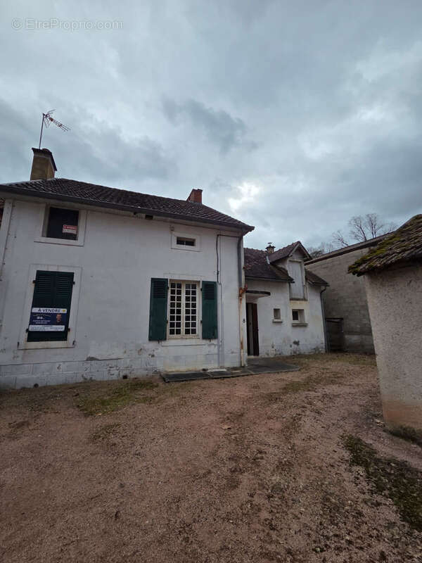 Maison à MONTAIGU-LE-BLIN