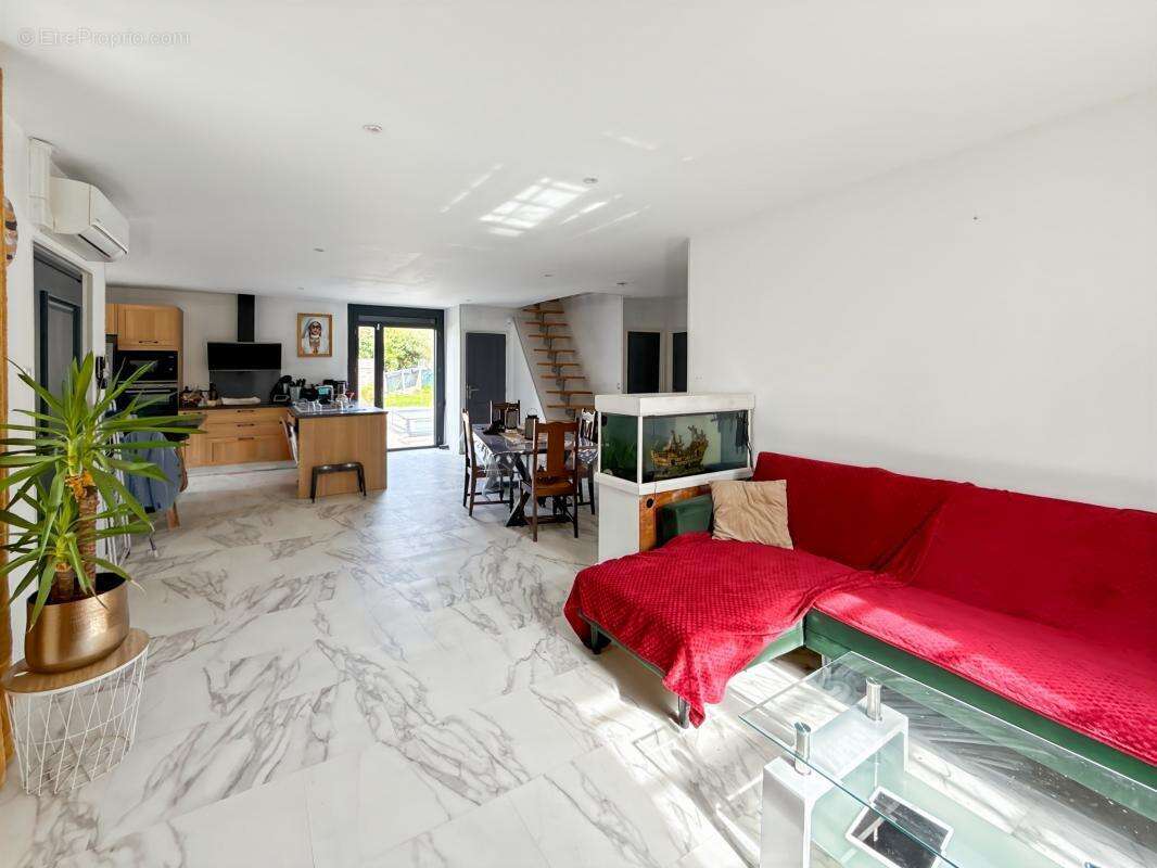  À VENDRE – DOUZILLAC (24190) Maison rénovée avec piscine – 156 m² habitables – Terrain clos de 1 326 m² – 195 000€ FAI - photo 9