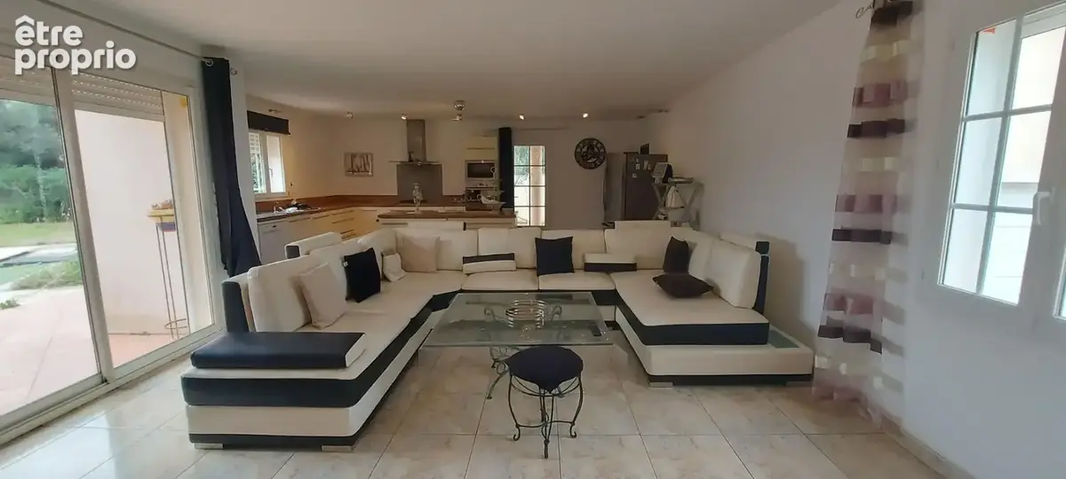 GARD. 30. GENERAC. Belle maison de 184 m2 de plain-pied sur terrain arboré de 1264 m² avec piscine - photo 6