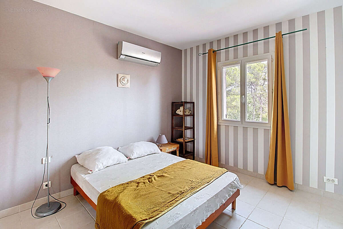 A VENDRE DRAGUIGNAN- Maison spacieuse avec PISCINE et terrain clos et arboré de 4000m² - Un véritable coup de coeur ! - photo 13
