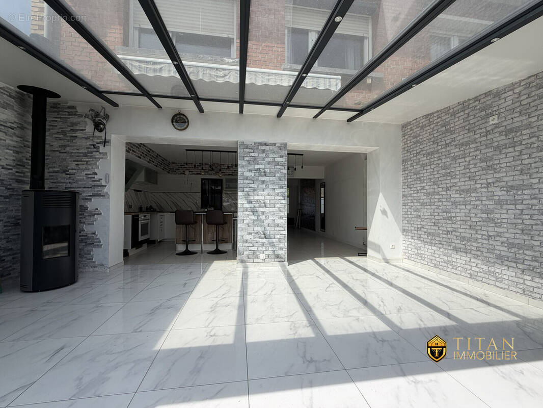  COUP DE COEUR  Maison semi-individuelle de 100 m² entièrement rénovée  3 chambres  Garage  Jardin  Grande-Synthe (59760)  Titan Immobilier  - Maison à GRANDE-SYNTHE