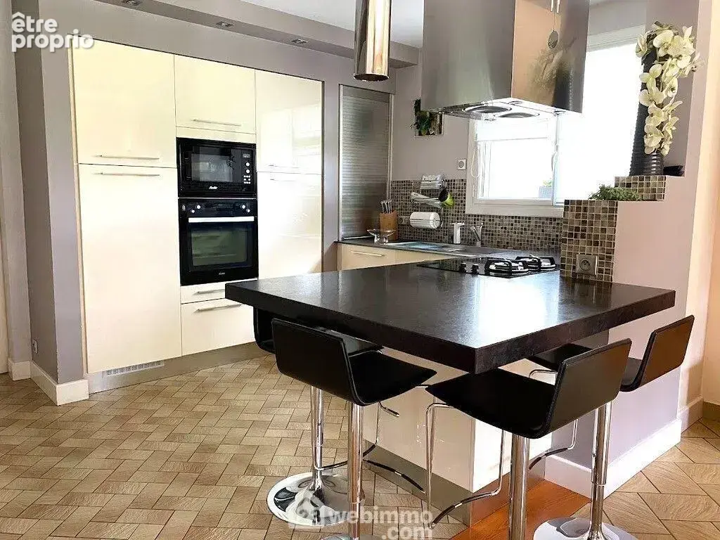 La cuisine ouverte de 13.53m² a été entièrement réaménagée.