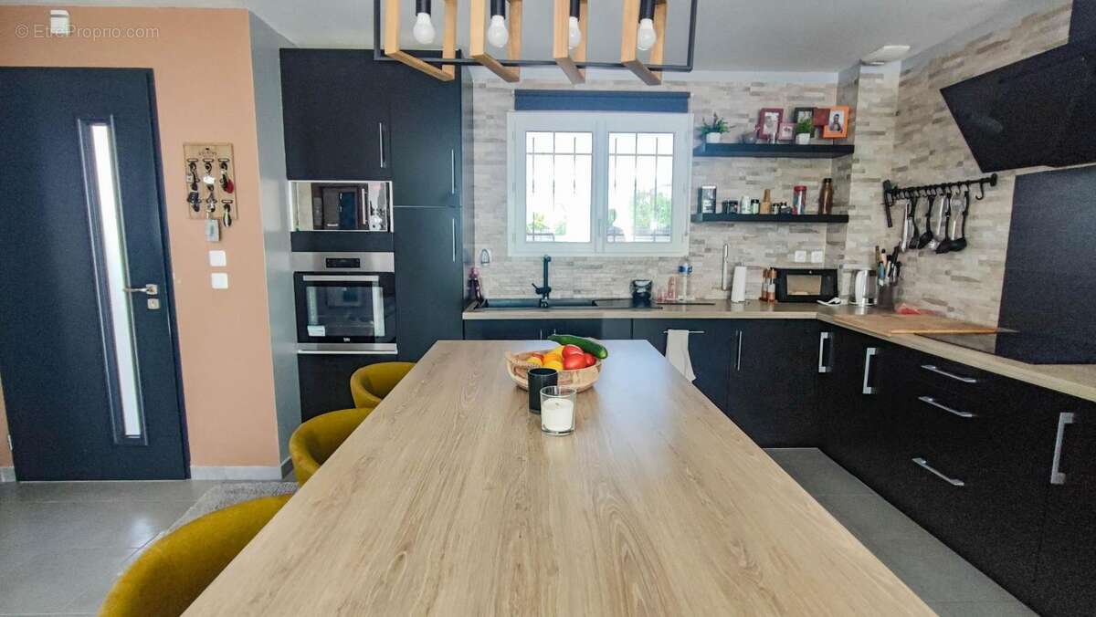 Maison à SAINT-CHAPTES