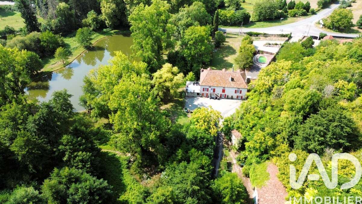 Photo 1 - Maison à LUSSAC-LES-CHATEAUX