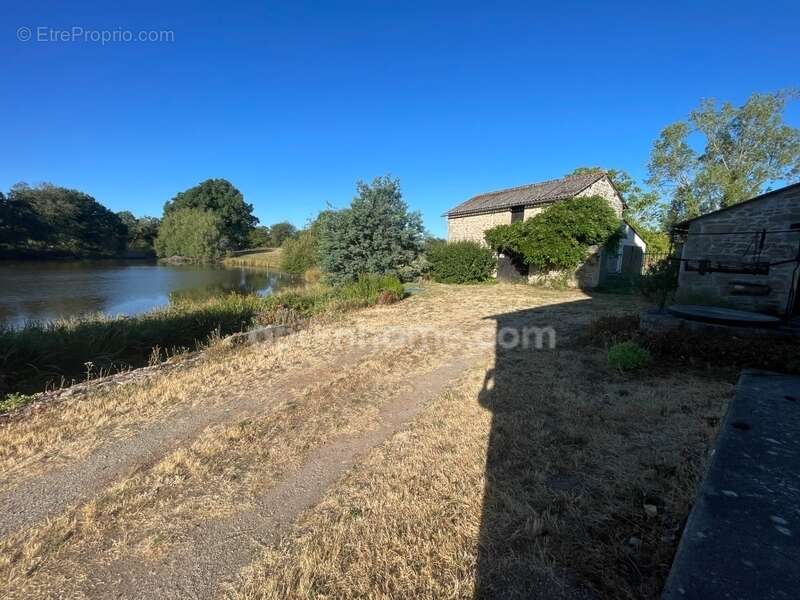 Maison  sur 8853 m2  avec étang, jardin plat et dépendances - photo 3