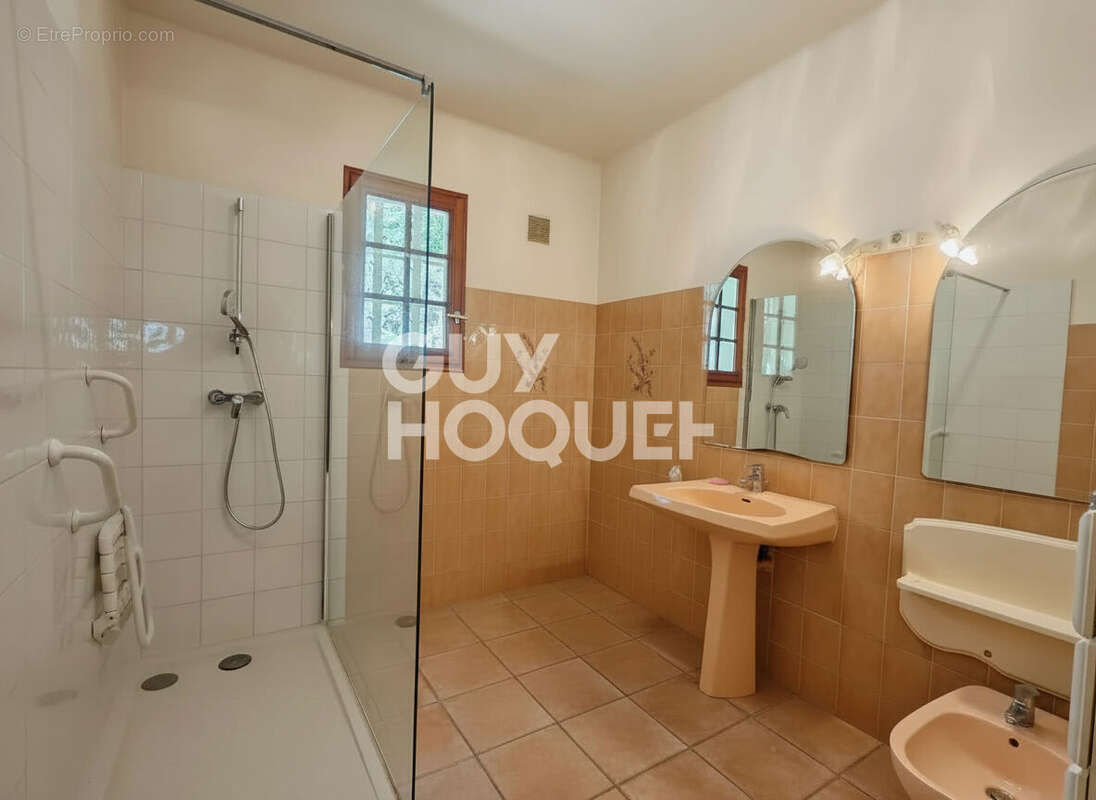 Maison BEAUMES-DE-VENISE - 200 m² habitables - R+1 - Piscine, Garage, Terrasse, Atelier - photo 14