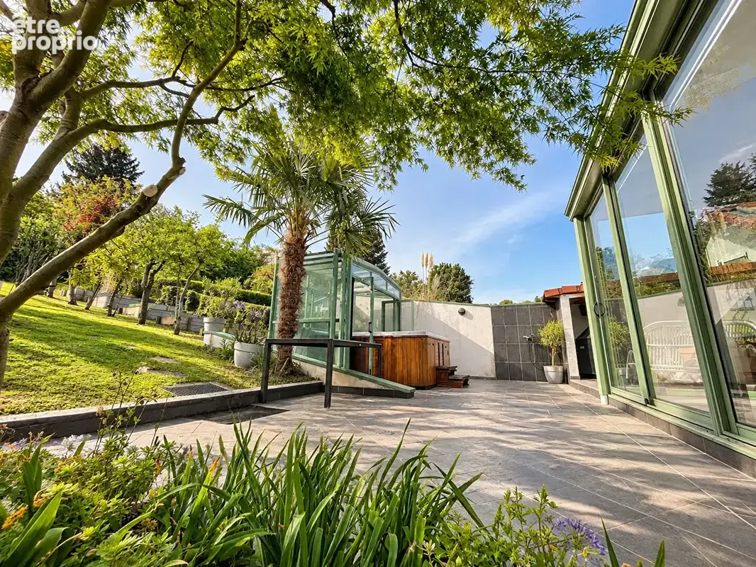Royat - Maison avec panorama, jardin, terrasses et spa / 7 Pièces principales / 185 m² / Parcelle 942 m² - photo 14