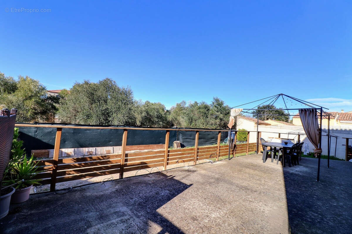 Maison à SAINT-LAURENT-D'AIGOUZE