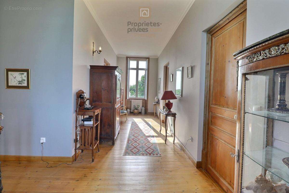 Maison bourgeoise de 380 m2 sur 3 niveaux avec de nombreuses possibilités - photo 17