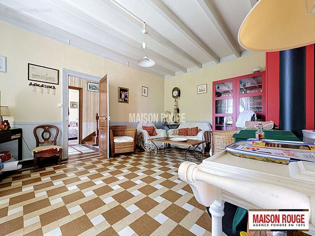 Maison de bourg en pierre à moderniser avec 5 chambres, jardin arboré et garage au coeur de Plourhan - photo 4