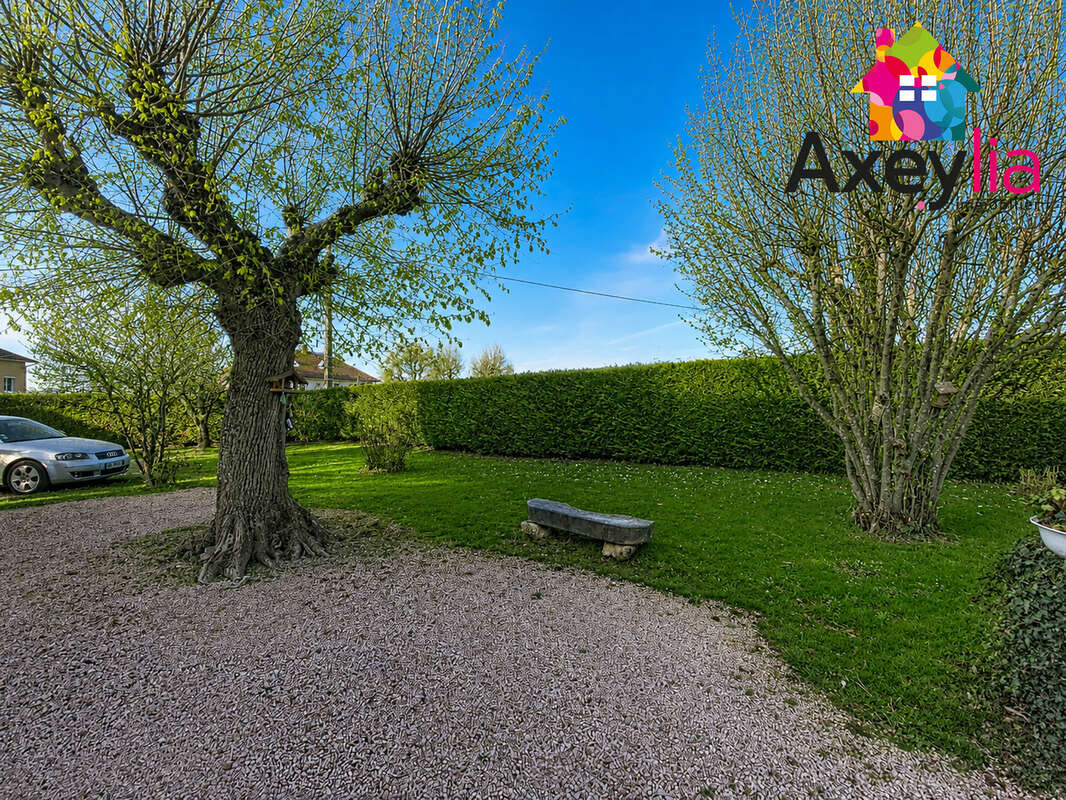A vendre - aux portes de charlieu - maison 8 pièces avec beau terrain - photo 9