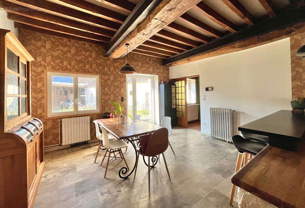 Corps de ferme Complet  avec dépendances et Box : 7 pièce(s) 174 m2 - photo 7
