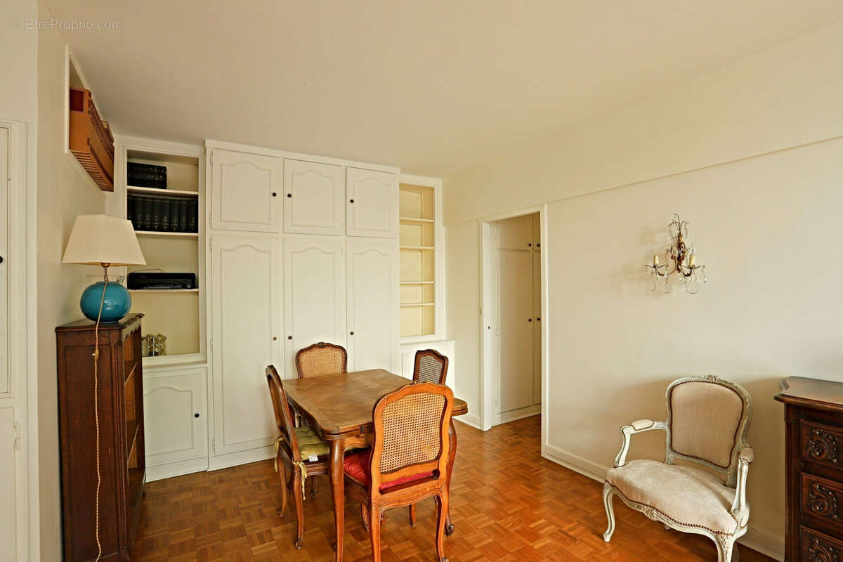 Appartement à PARIS-16E