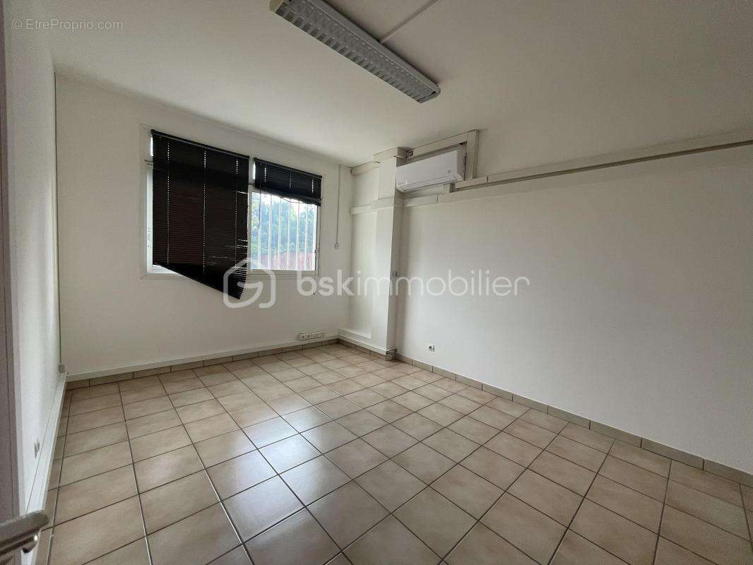 97300 – cayenne centre-ville – immeuble mixte 510 m² – 5 logements loués – locaux professionnels – ascenseur privatif – 4 statio - photo 11
