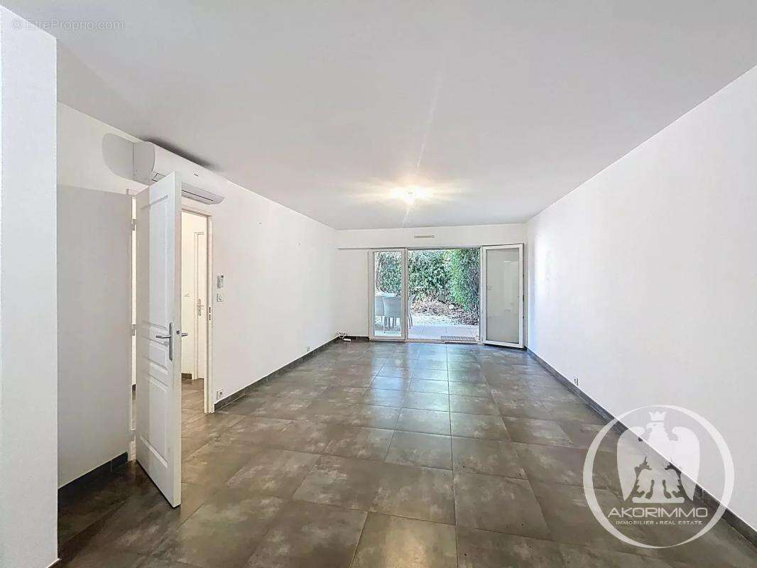 Appartement à SAINT-LAURENT-DU-VAR