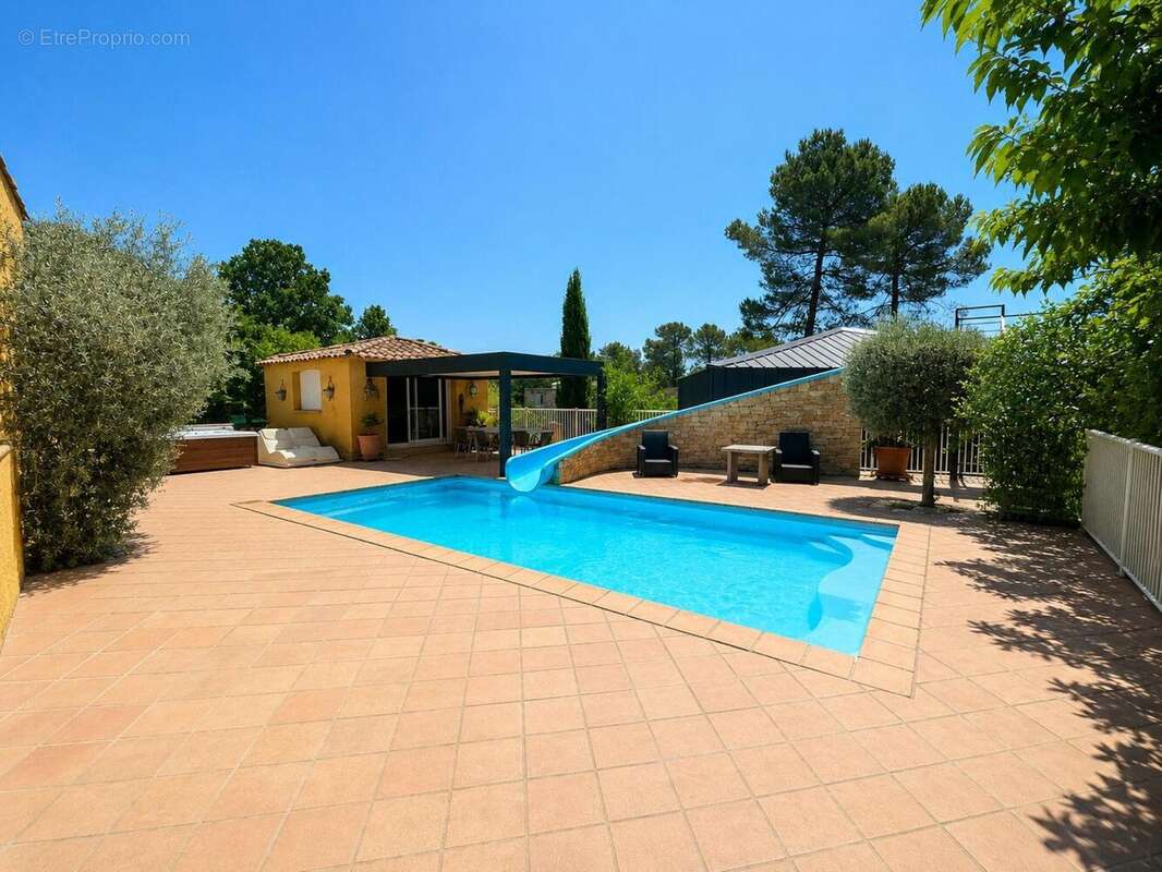Maison 165 m² à Saint-Maximin-La-Sainte-Baume  - photo 2