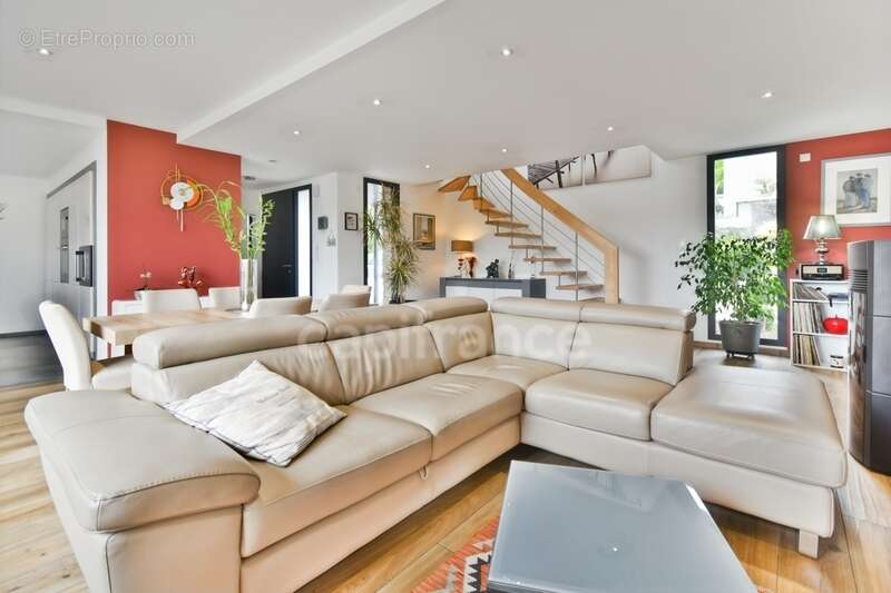 Maison à MONTREUIL-SOUS-PEROUSE