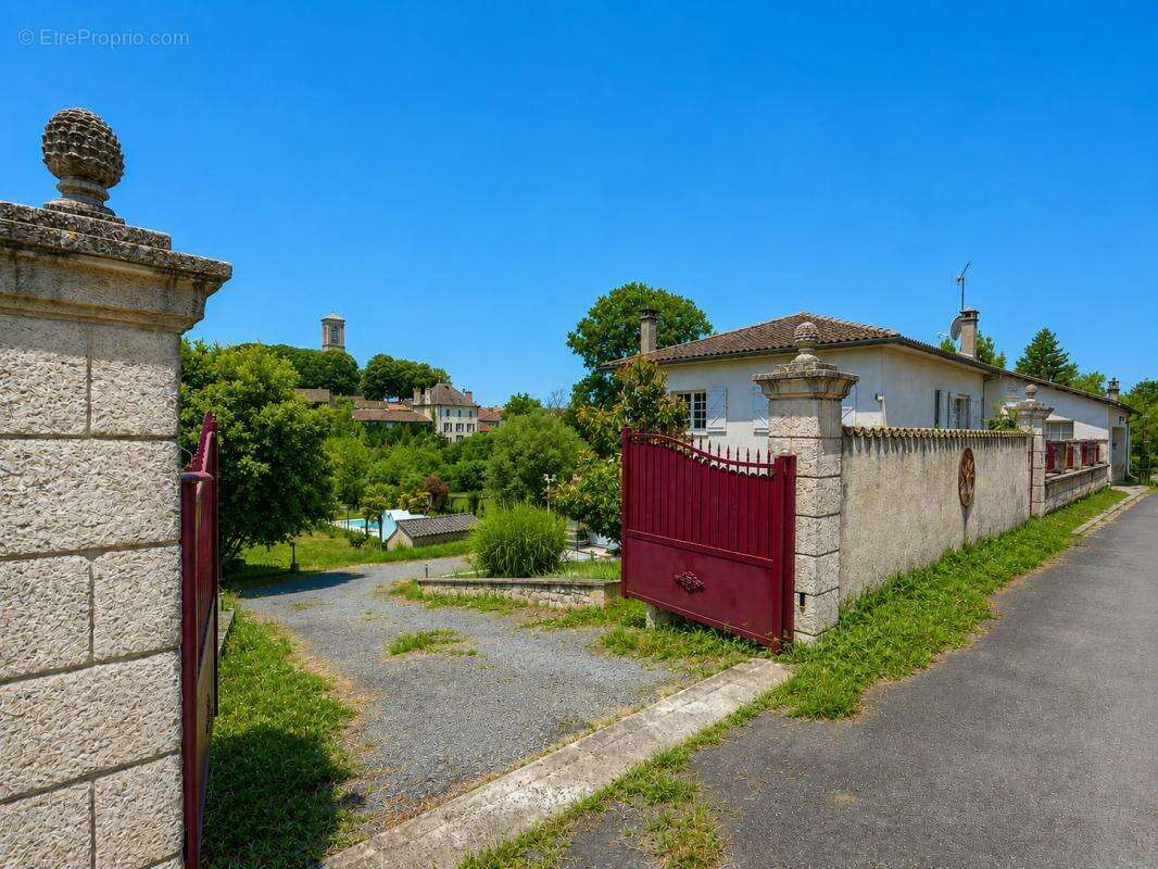 Maison à CHEF-BOUTONNE