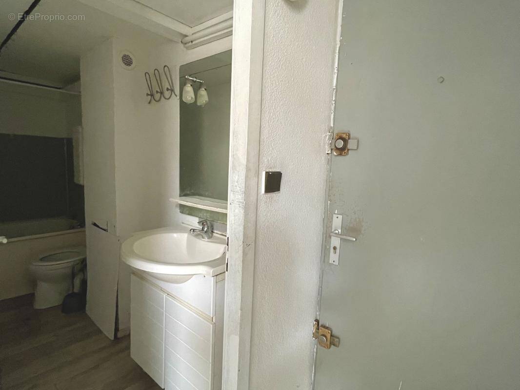A vendre Studio à rénover entièrement dans le centre de. bordeaux - photo 3