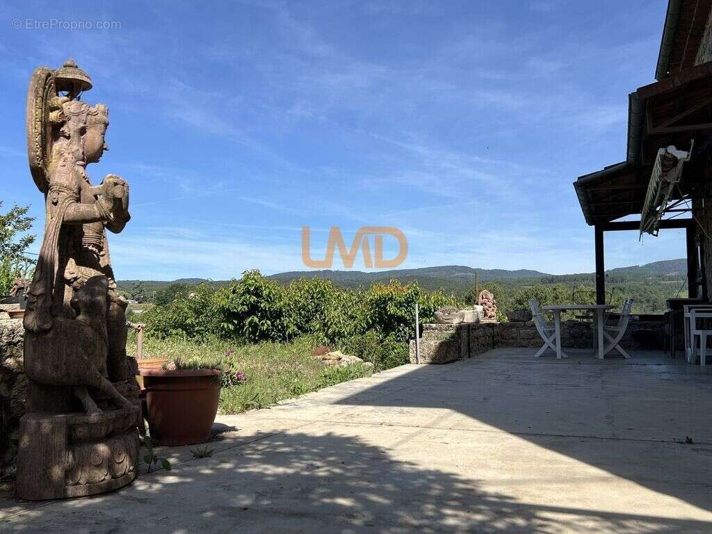 Bâtisse en pierre, fort potentiel - photo 3