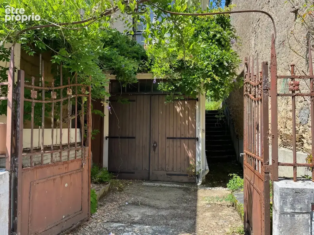 Coussac Bonneval Proche commerces, maison 5 pièces à rénover, garage et jardin. - photo 2
