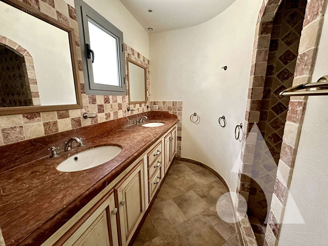 Villa de 224m² sur un terrain de  832 m² sur un terrain clos à Lorgues - photo 9