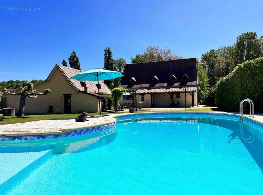 Maison périgordine, piscine, garage et terrain de 2246m2 à 1 km des commerces et non loin de la rivière. - photo 3