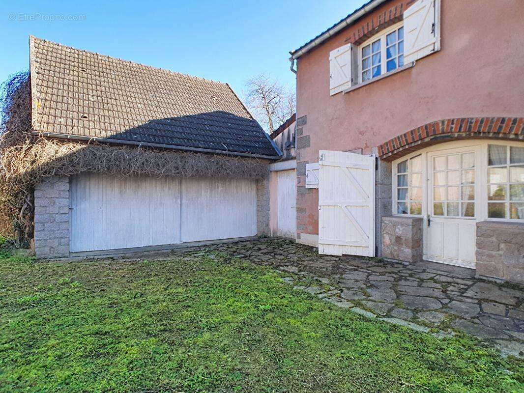 Maison à LA ROCHE-EN-BRENIL