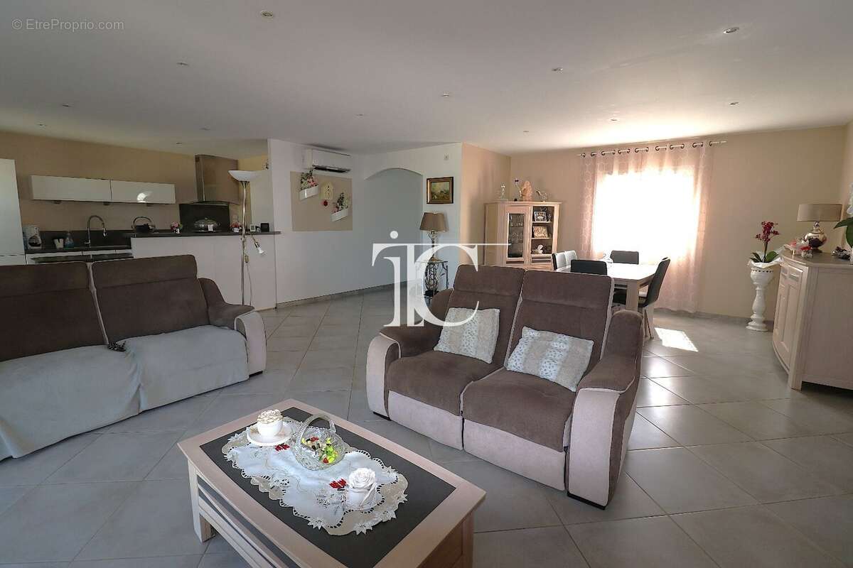 Maison en parfait état, 4 chambres dont une suite parentale avec dressing et salle d'eau, sur 2257 m² paysagés. - photo 12