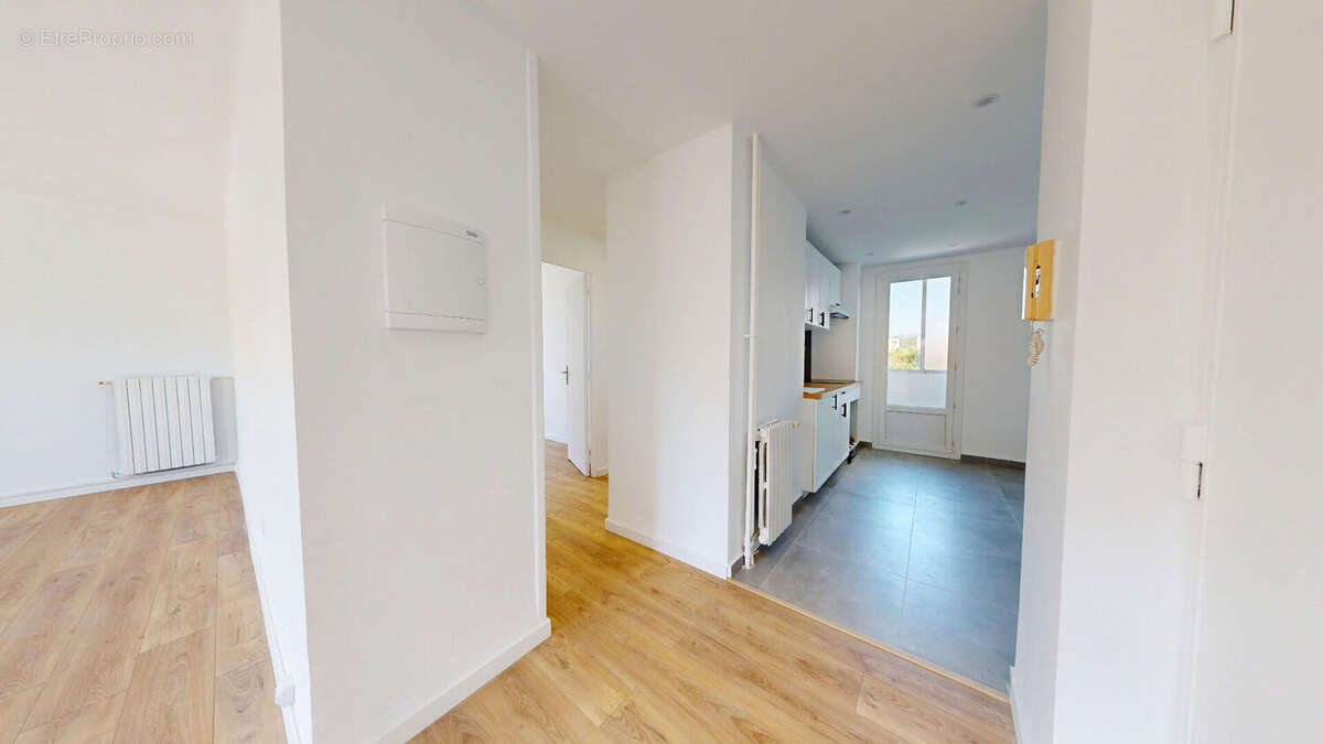 À VENDRE - Magnifique T3 entièrement rénové à Marseille 4ème - Chutes-Lavie - parking privé et cave - proche métro - photo 2