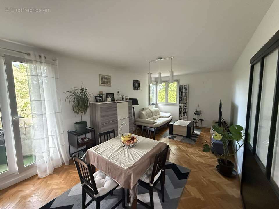 Appartement à SAINTE-GENEVIEVE-DES-BOIS